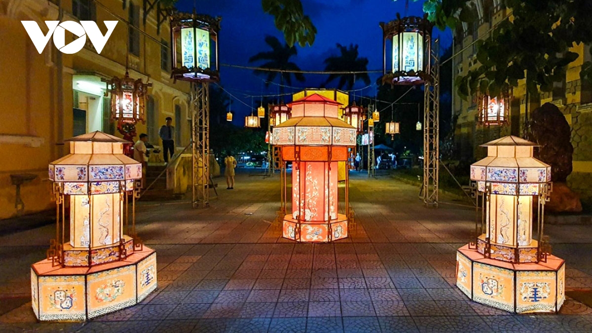 Sparkling lanterns in Hue celebrate Mid-Autumn Festival